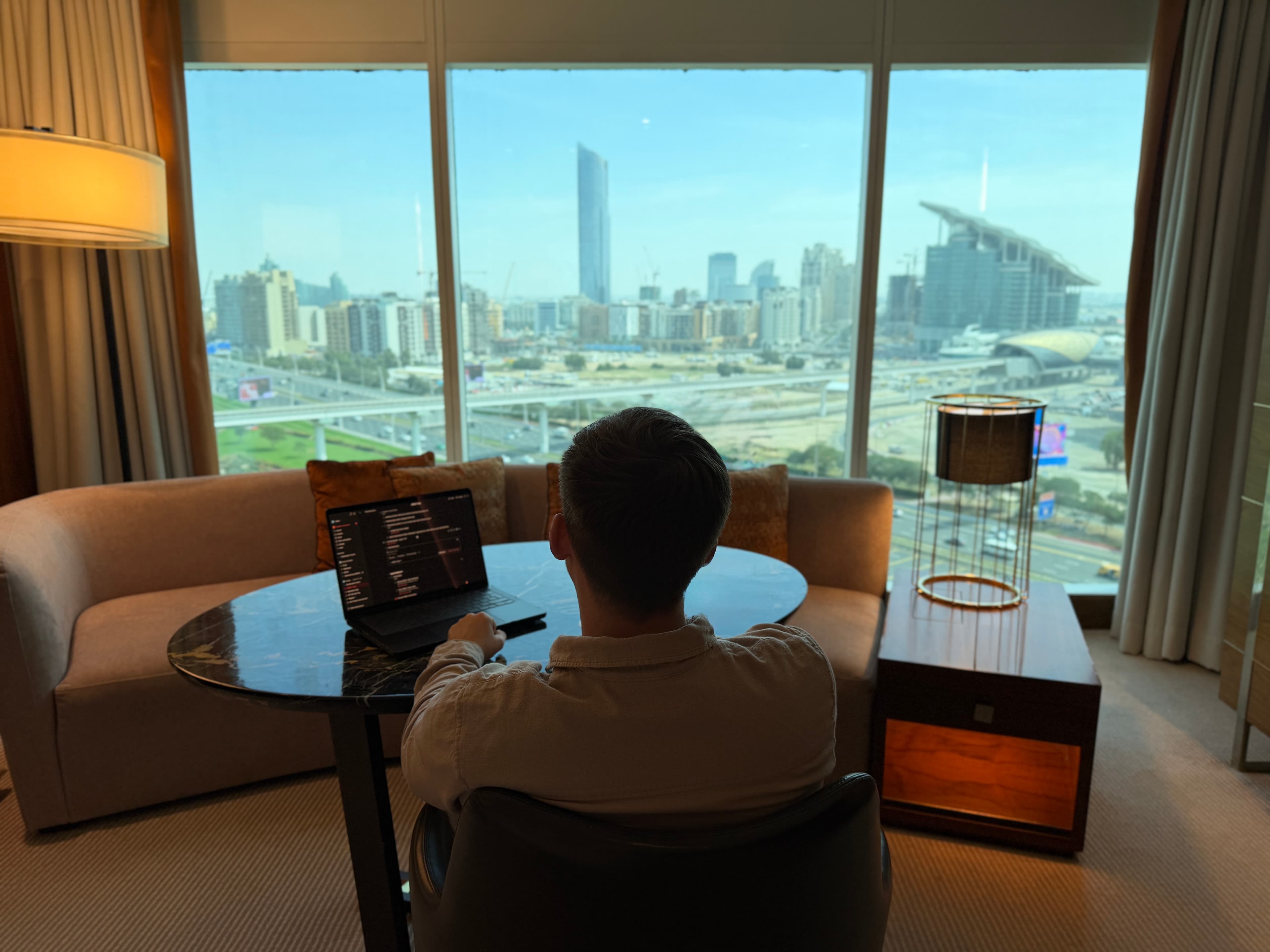 Jonas am Schreibtisch