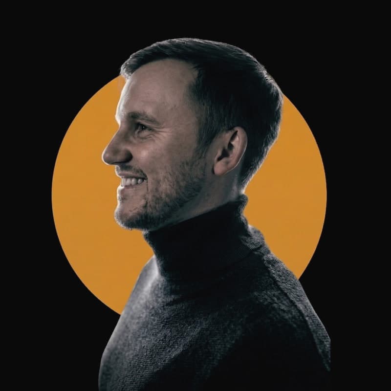 Jonas Melzer lächelnd im Profil vor einem orangen Kreis